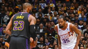 Kevin Durant, defendiendo a LeBron James. 