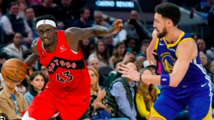 Klay Thompson, defendiendo a Pascal Siakam en un Warriors-Raptors. 