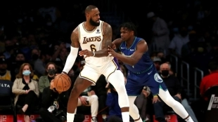 LeBron James, defendido por Anthony Edwards