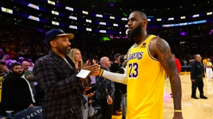 LeBron James, estrella de Los Angeles Lakers, junto a su manager Maverick Carter.