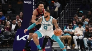 Miles Bridges, defendido por Scottie Barnes