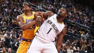 Zion Williamson, defendido por Rui Hachimura