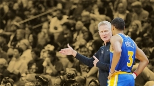 Steve Kerr, dándole indicaciones a Jordan Poole