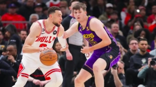 Zach LaVine, siendo defendido por Austin Reaves. 