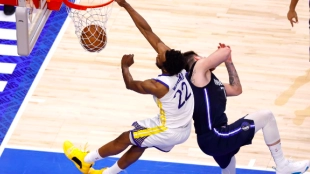 Andrew Wiggins, realizando un mate sobre Luka Doncic. 