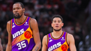 Kevin Durant y Devin Booker, estrellas de Phoenix Suns. 