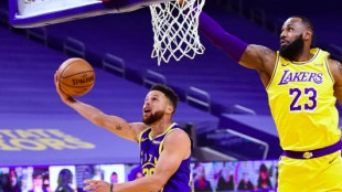 LeBron James, intentando taponar a Stephen Curry.