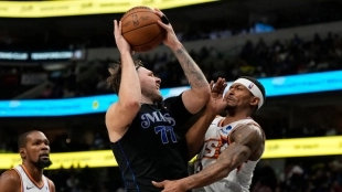 Luka Doncic, defendido por Bradley Beal