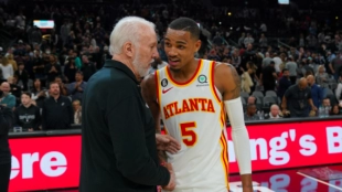 Gregg Popovich, saludando a su expupilo Dejounte Murray