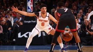 Quentin Grimes, defendiendo a Kyle Lowry
