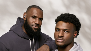 LeBron James, junto a Bronny James. 