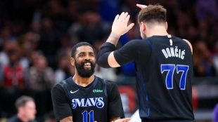 Kyrie Irving y Luka Doncic, jugadores de Dallas Mavericks.
