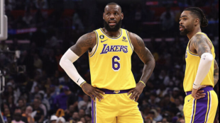 D'Angelo Russell y LeBron James, estrellas de Los Angeles Lakers. 