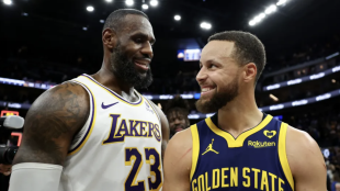 LeBron James y Stephen Curry, en un Warriors-Lakers.