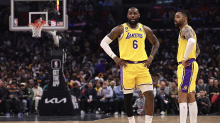 LeBron James, junto a D'Angelo Russell, en un partido de Los Angeles Lakers.