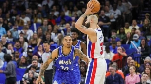 Markelle Fultz, defendiendo a Evan Fournier