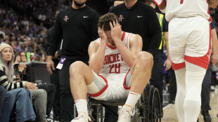 Alperen Sengun, saliendo en silla de ruedas. 