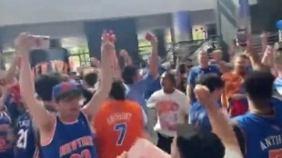 Cientos de aficionados de New York Knicks se desplazaron hasta el Wells Fargo Center.