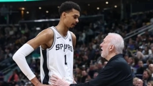 Victor Wembanyama y Gregg Popovich, jugador y entrenador de San Antonio Spurs.