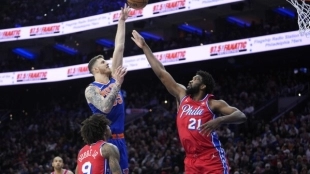 Isaiah Hartenstein, defendido por Joel Embiid