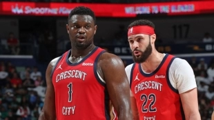 Zion Williamson y Larry Nance Jr.