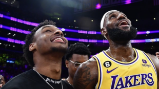 NBA Draft 2024: LeBron James, junto a su hijo Bronny James.