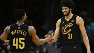 Donovan Mitchell y Jarrett Allen, jugadores de Cleveland Cavaliers.