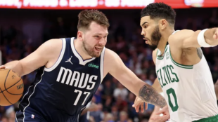 Doncic, ante Tatum, en el Game 3 de las Finales. 
