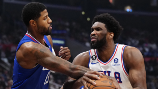 Joel Embiid, junto a Paul George. 