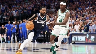 Kyrie Irving, defendido por Jrue Holiday