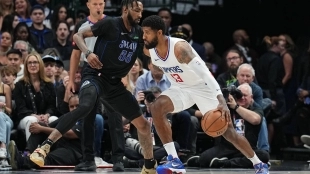 Paul George, defendido por Derrick Jones Jr.