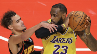 Trae Young, frente a LeBron James. 