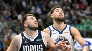 Klay Thompson y Luka Doncic, jugadores de Dallas Mavericks.
