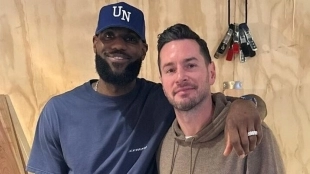 LeBron James y JJ Redick, jugador y entrenador de Los Angeles Lakers.