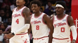 Aaron Holiday (derecha)