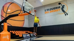 Étienne Capoue entrenando con el Valencia Basket
