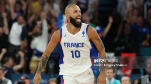 Evan Fournier signs with Olympiacos
