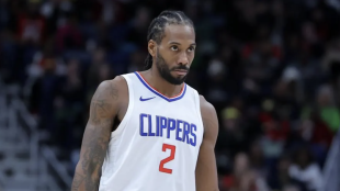 Kawhi Leonard fell injured once again.