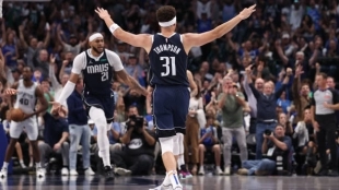 Headline: Klay Thompson, in his debut with the Dallas Mavericks. Photo: gettyimages