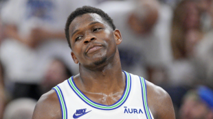 Anthony Edwards has criticized his Wolves.