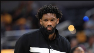 Joel Embiid attacks a journalist. Photo: gettyimages