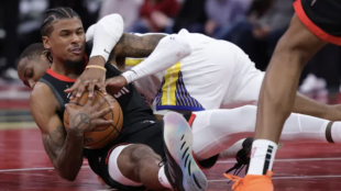 Jonathan Kuminga committed a foul on Jalen Green.