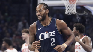 Kawhi Leonard, star of the Los Angeles Clippers, remains injured.
