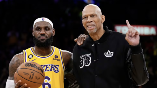 LeBron James, junto a Kareem Abdul-Jabbar.