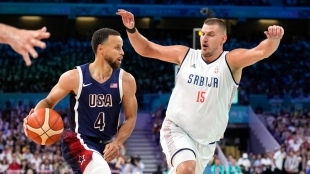 Stephen Curry, defendido por Nikola Jokic