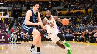 LeBron James defended by Zach Edey.