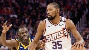Kevin Durant defended by Draymond Green