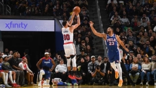 Stephen Curry, triples ante Sixers. Foto: gettyimages