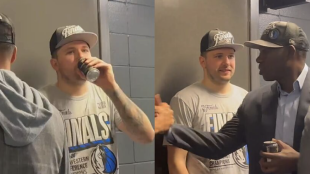 Luka Doncic, bebiendo una cerveza tras meter a los Mavs en sus terceras Finales de la NBA.