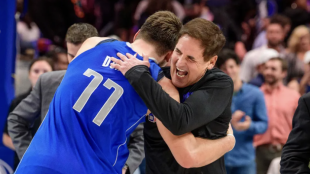 Mark Cuban, abrazando a Luka Doncic.
